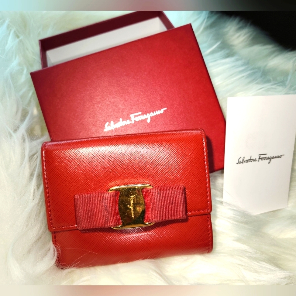 Salvatore Ferragamo Vara Wallet (1-13-A136) - Picture 1 of 16